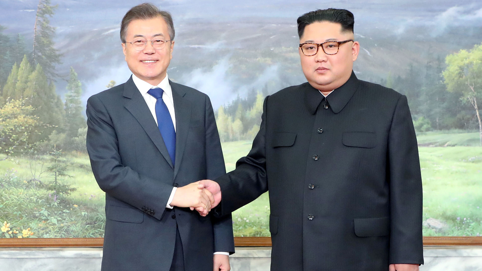 Moon Jae-in junto a Kim Jong-un el 26 de mayo (Reuters)