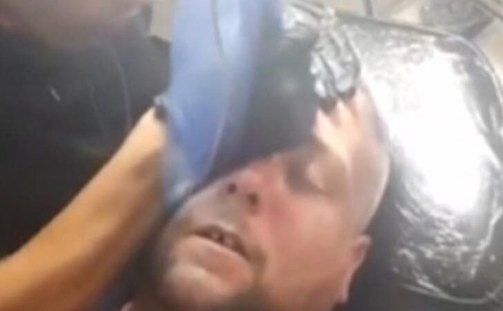 Paga a un vagabundo por tatuar su frente. Mira a la cámara y ríe jactándose de su víctima número 32