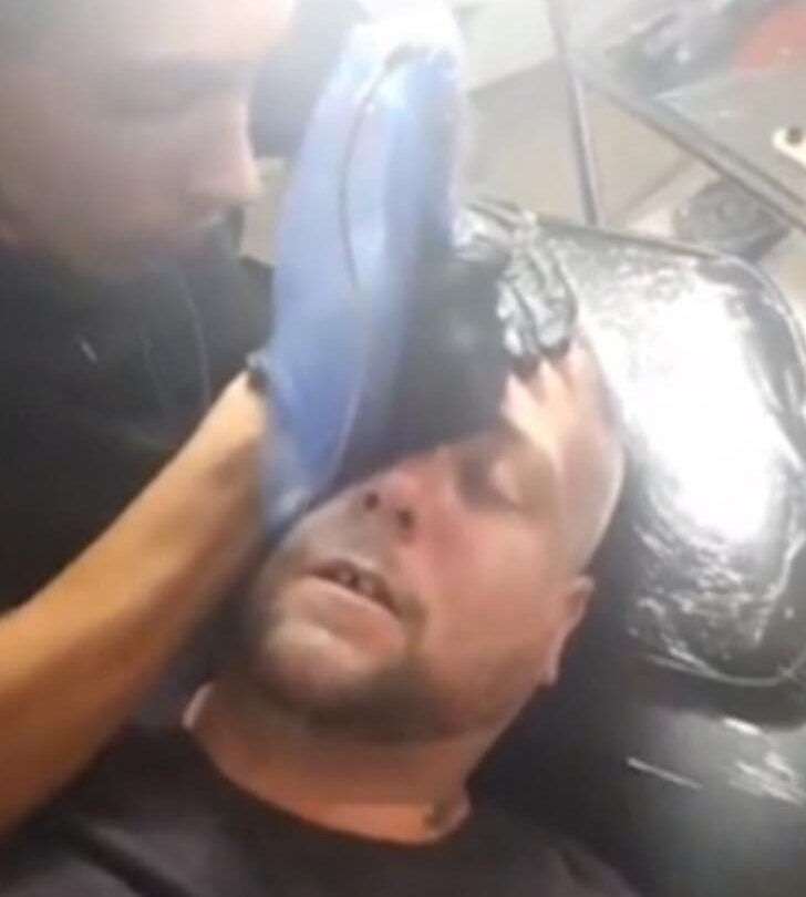 Paga a un vagabundo por tatuar su frente Mira a la cámara y ríe jactándose de su víctima número 32 |