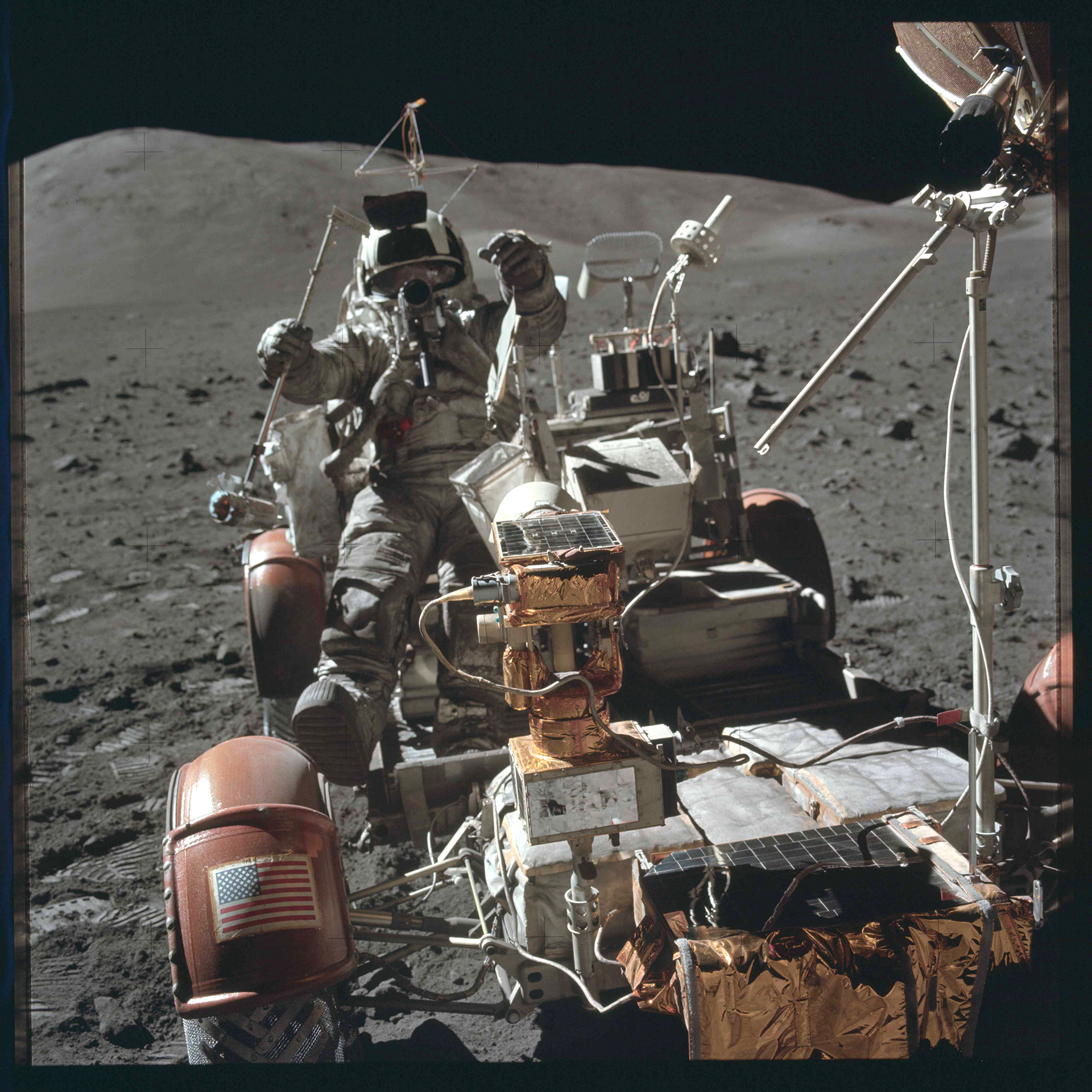 El científico-astronauta Harrison H. Schmitt en el Vehículo Lunar (LRV) en la estación 9 (Van Serg cráter) durante la misión Apollo 17. (Reuters)