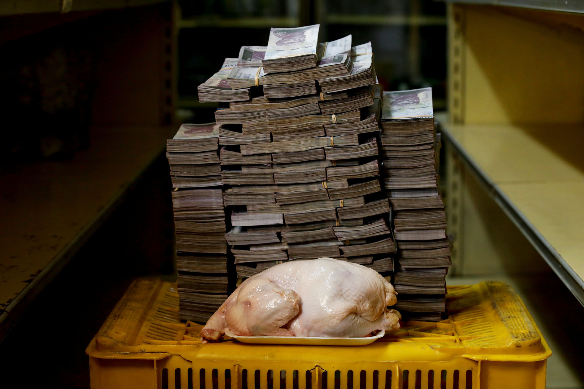 Todo los billetes que hay tener para comprar un pollo.