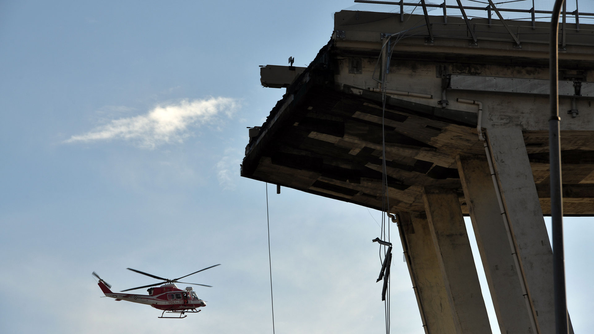 Los bomberos buscan sobrevivientes