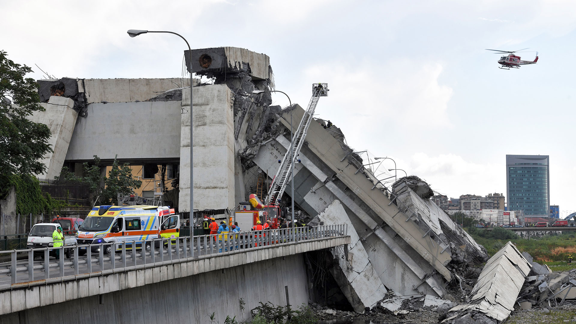 El puente Morandi se desplomó a las 12, hora local