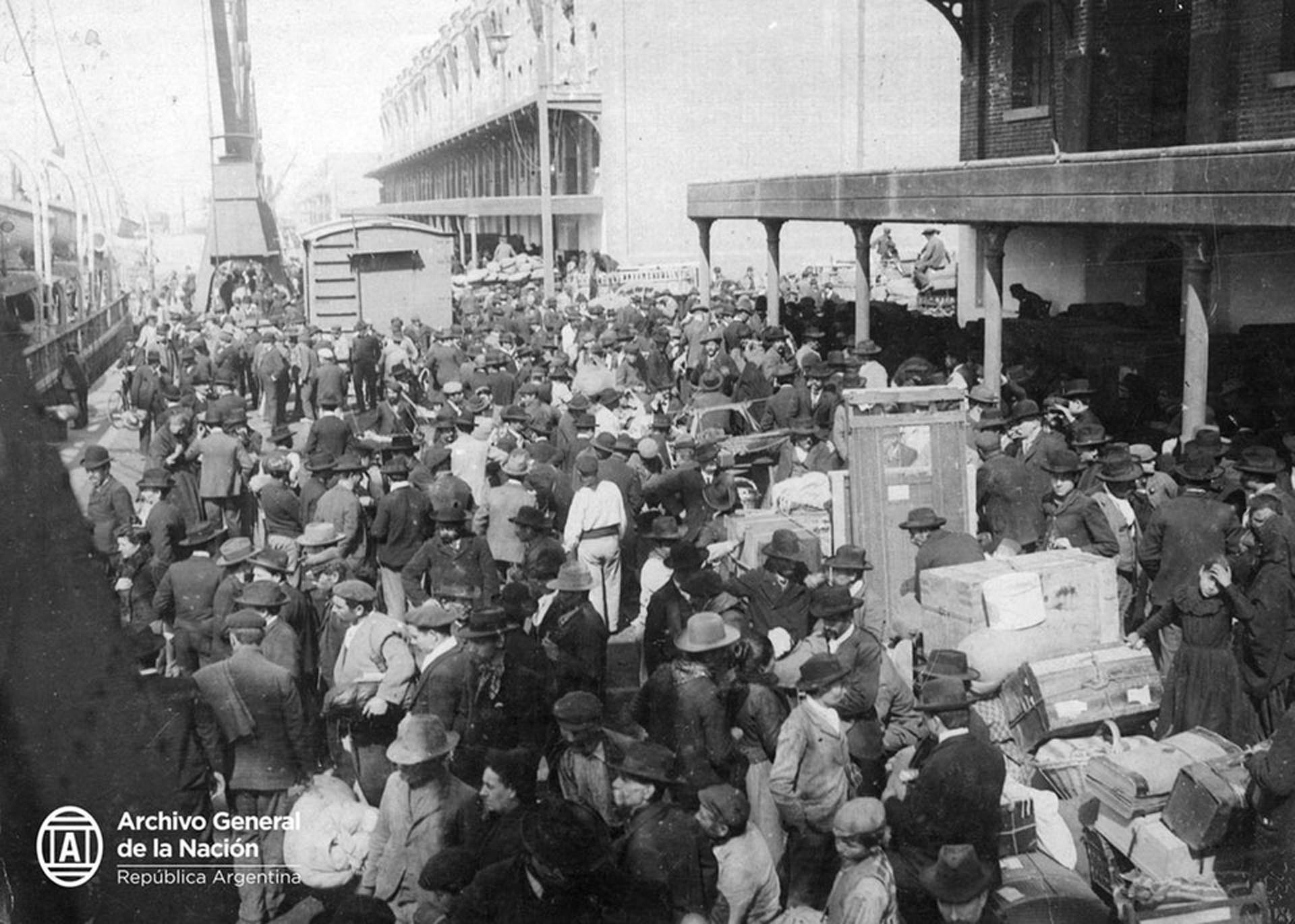 Inmigrantes en 1912, puerto de Buenos Aires