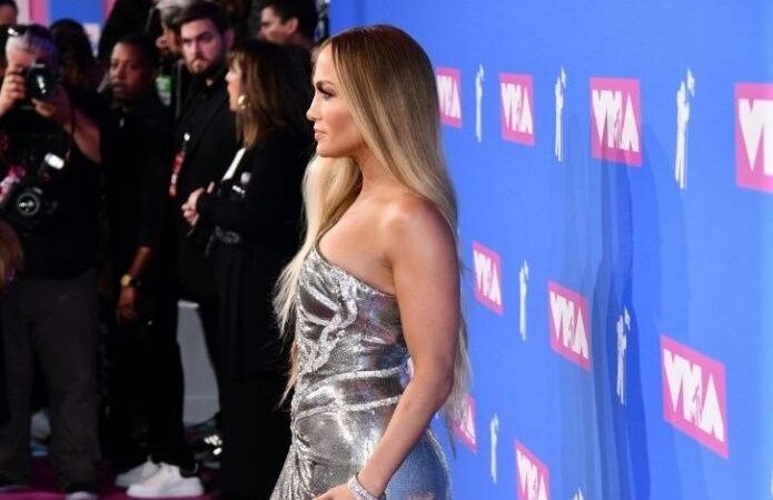 Jennifer López deslumbra en alfombra roja con diamantes de 37 millones de pesos
