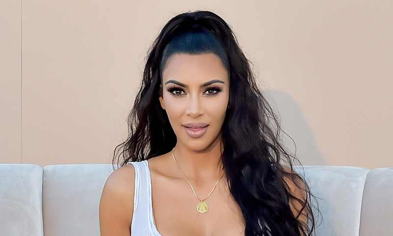 Kim Kardashian y su escalofriante collar “implantado” en su piel