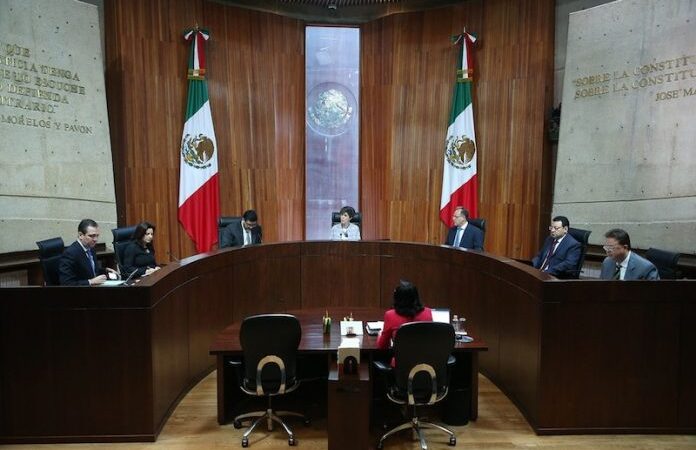 López Obrador llega al tribunal para recibir constancia de presidente electo