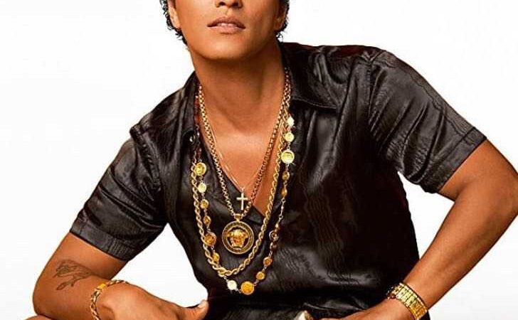 Captaron a Bruno Mars con barriga y sobrepeso. Pero nada de eso le impidió disfrutar con su novia