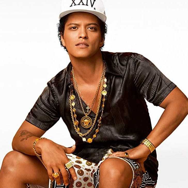 Captaron a Bruno Mars con barriga y sobrepeso. Pero nada de eso le impidió disfrutar con su novia