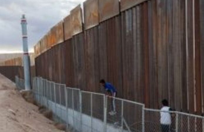 VÍDEO | Fractura sus piernas tras saltar muro fronterizo