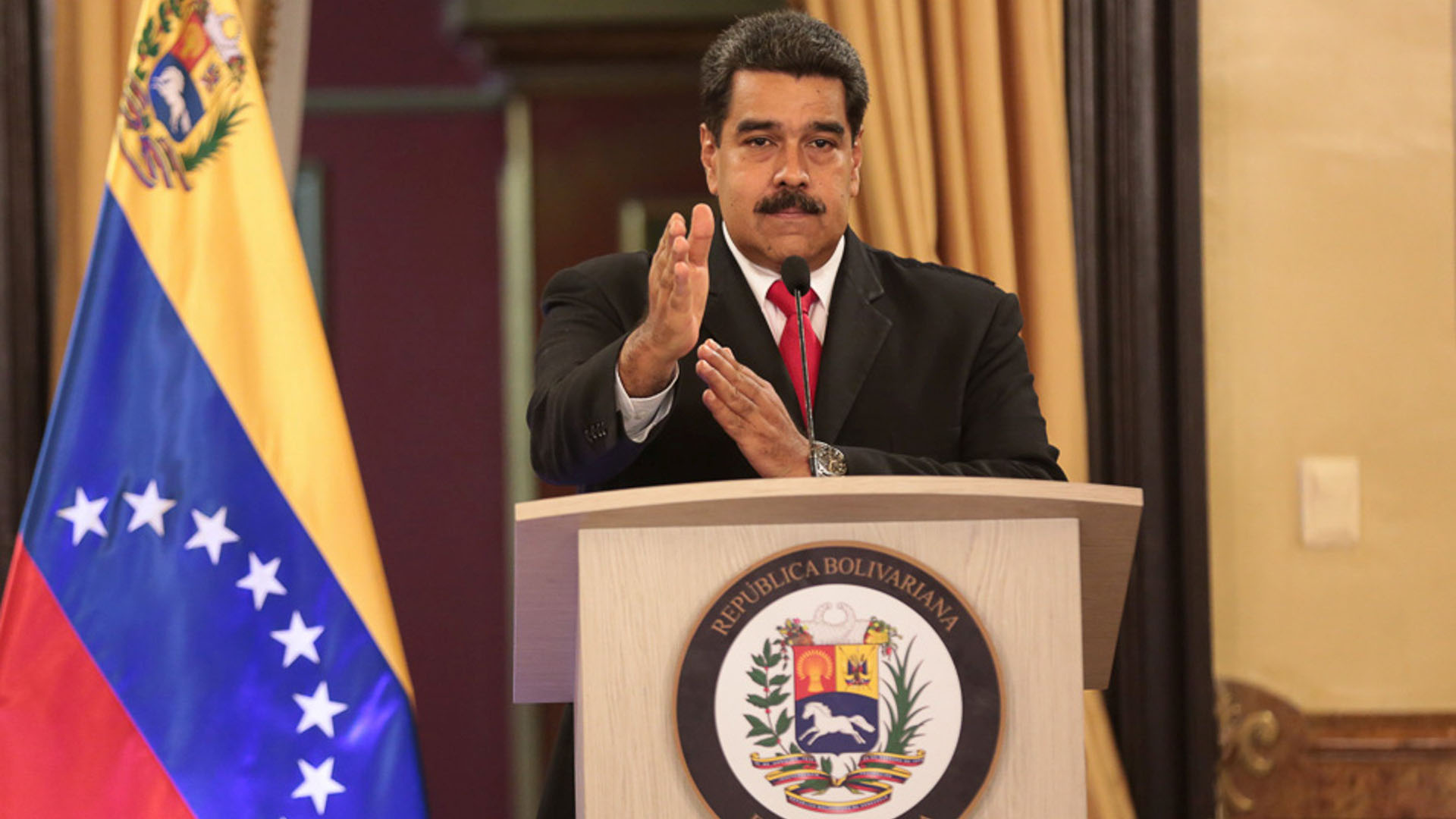 Nicolás Maduro durante la conferencia de prensa tras el atentado (Reuters)