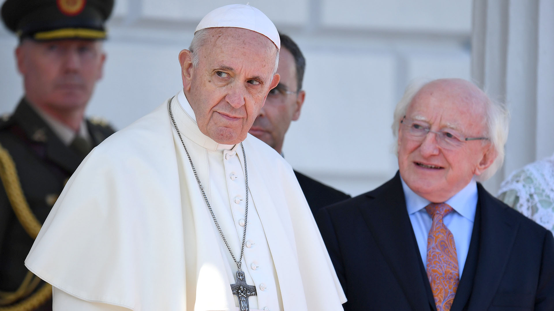 El papa Francisco, junto al presidente de Irlanda, Michael Higgins, durante su visita a Dublín (REUTERS/Dylan Martinez)