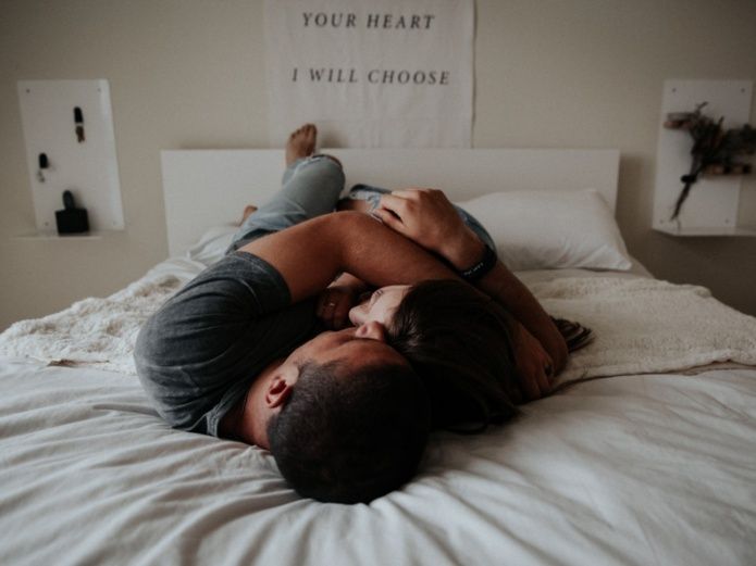 Qué significa que tu pareja no te abrace al dormir y te dé la espalda