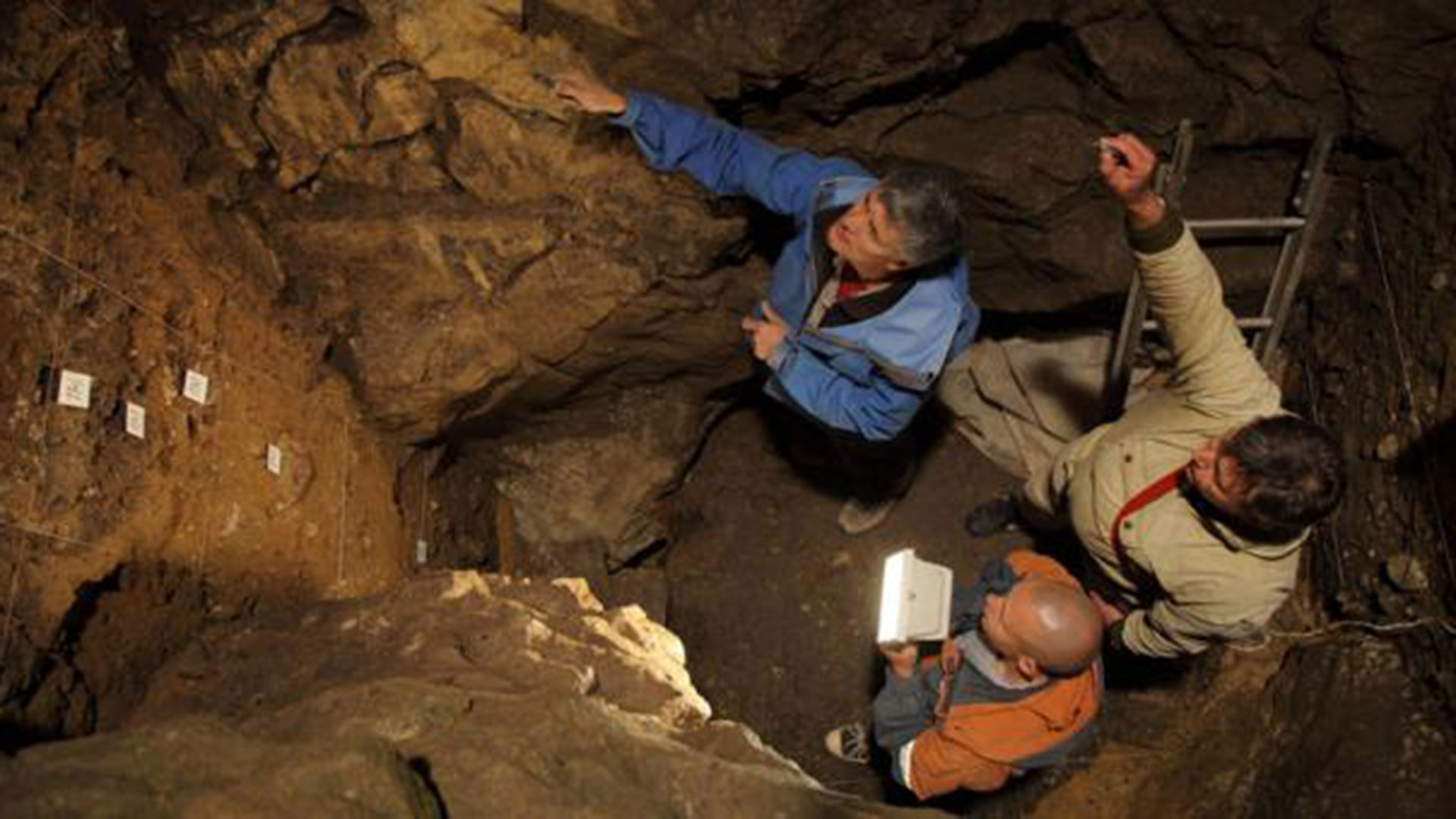 Los investigadores en la cueva de Siberia donde se hizo el hallazgo