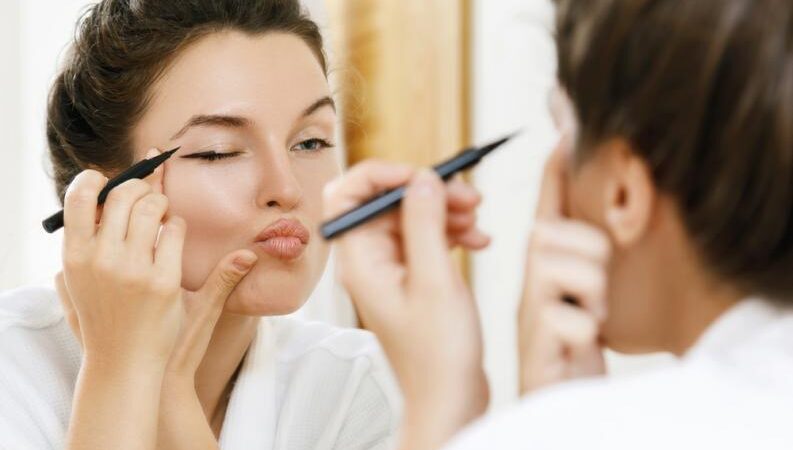 Delineador flotante el truco de belleza ideal para chicas con ojos encapuchados