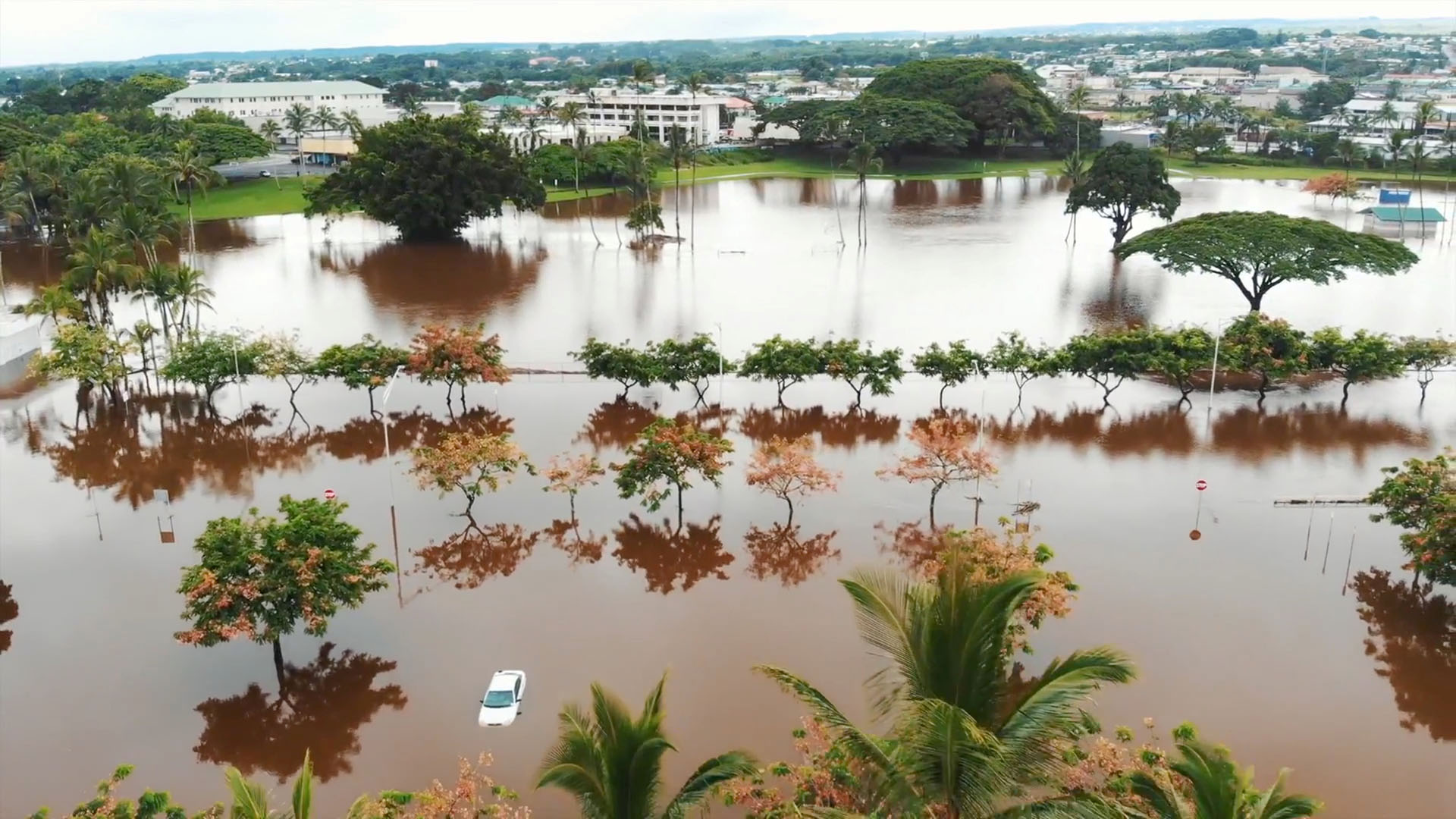 El ciclón Lane se degradó a tormenta tropical aunque todavía provoca fuertes lluvias e inundaciones en Hawaii