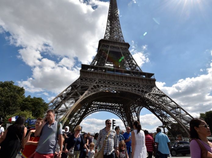 Cierran Torre Eiffel por las largas filas de espera