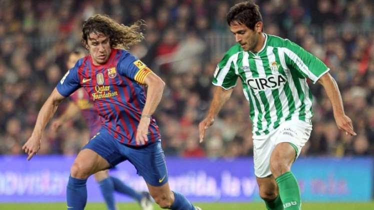 Santacruz es marcado por Carles Puyol.