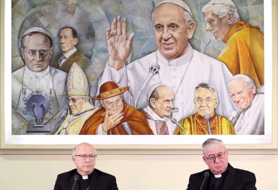 Los miembros de la Conferencia Episcopal de Chile, Luis Fernando Ramos Pérez y Juan Ignacio González, en una rueda de prensa en el Vaticano en mayo. (LUCA PRIZIA / AFP / Getty Images)