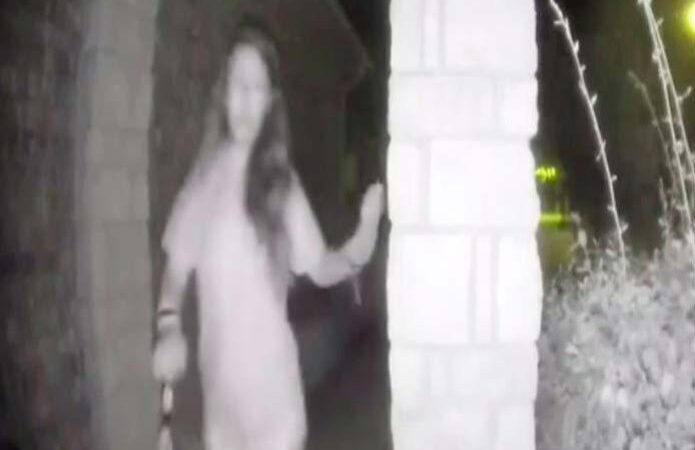 Mujer sin pantalones y con grilletes aterra a vecindario