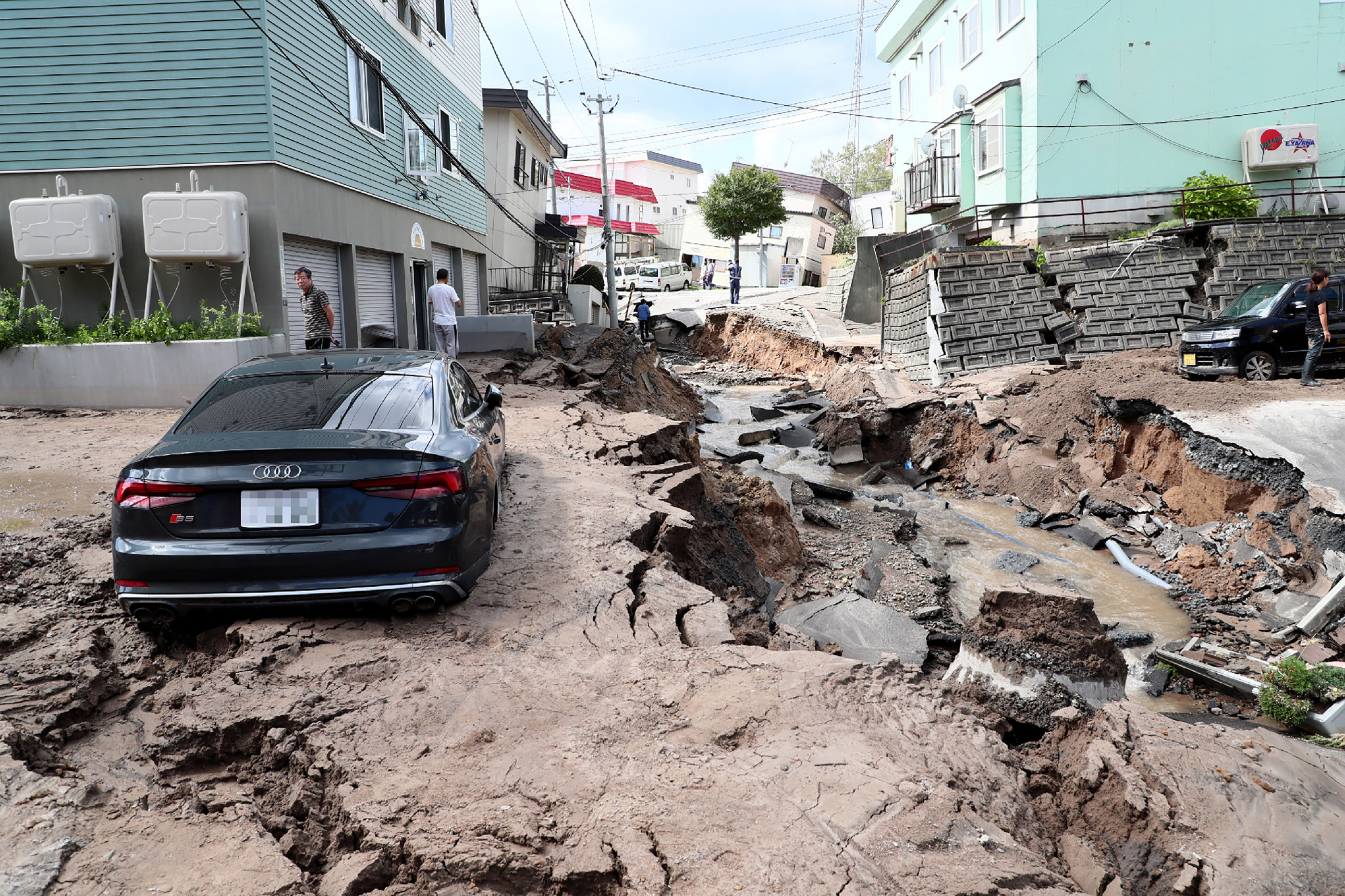 Un auto en una calle destruida en Sapporo, Hokkaido (AFP PHOTO / JIJI PRESS)