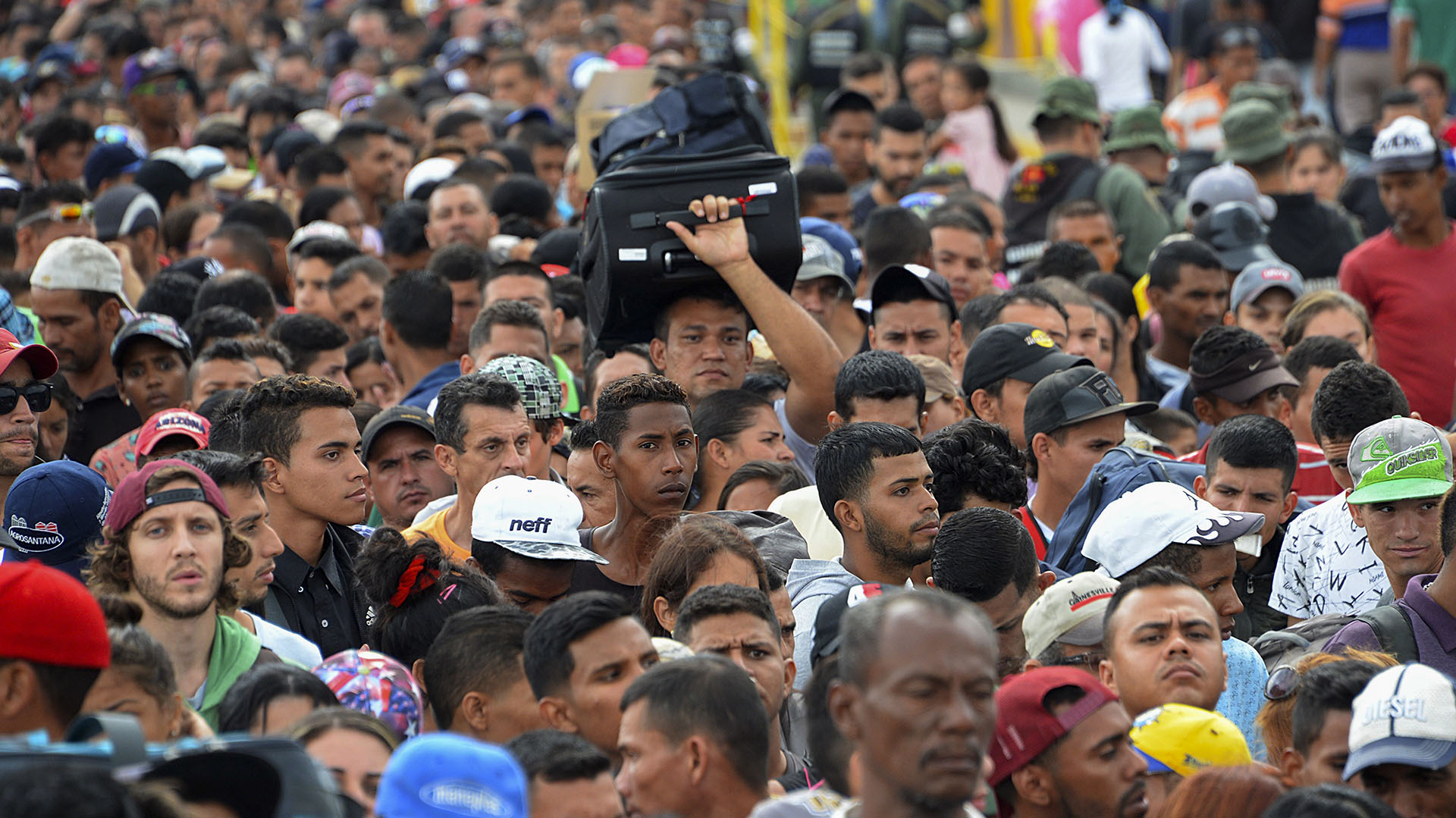 Todos los días miles de venezolanos huyen del régimen y de la crisis económica por el paso fronterizo a Colombia (AFP)