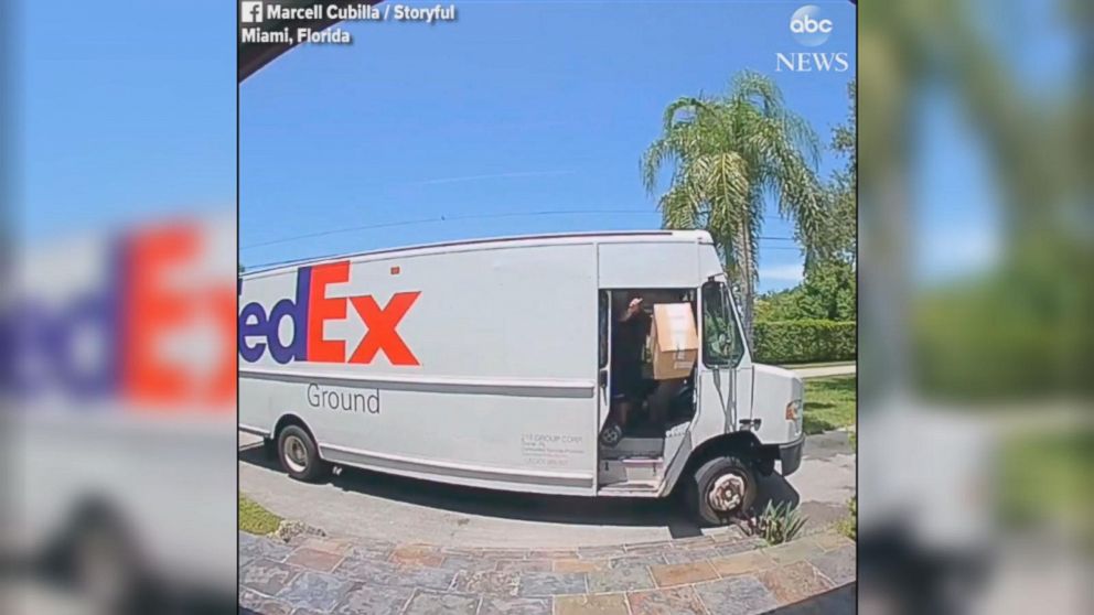 Repartidor de FedEX fue grabado aventando paquetes desde su camioneta de entregas