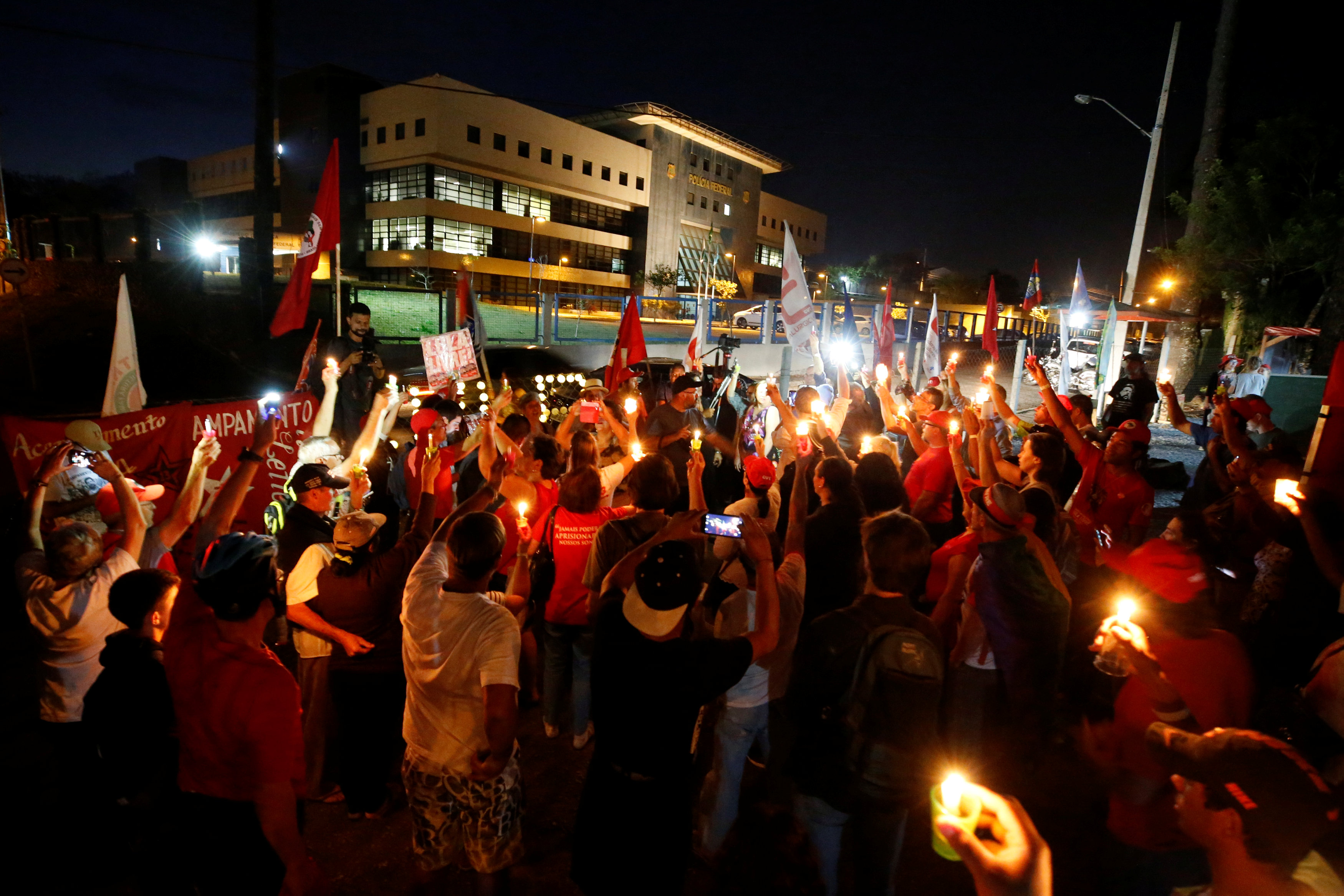 Decenas de personas se reunieron en el sitio en las afueras del sitio de reclusión de Lula y realizaron. (REUTERS/Rodolfo Buhrer)