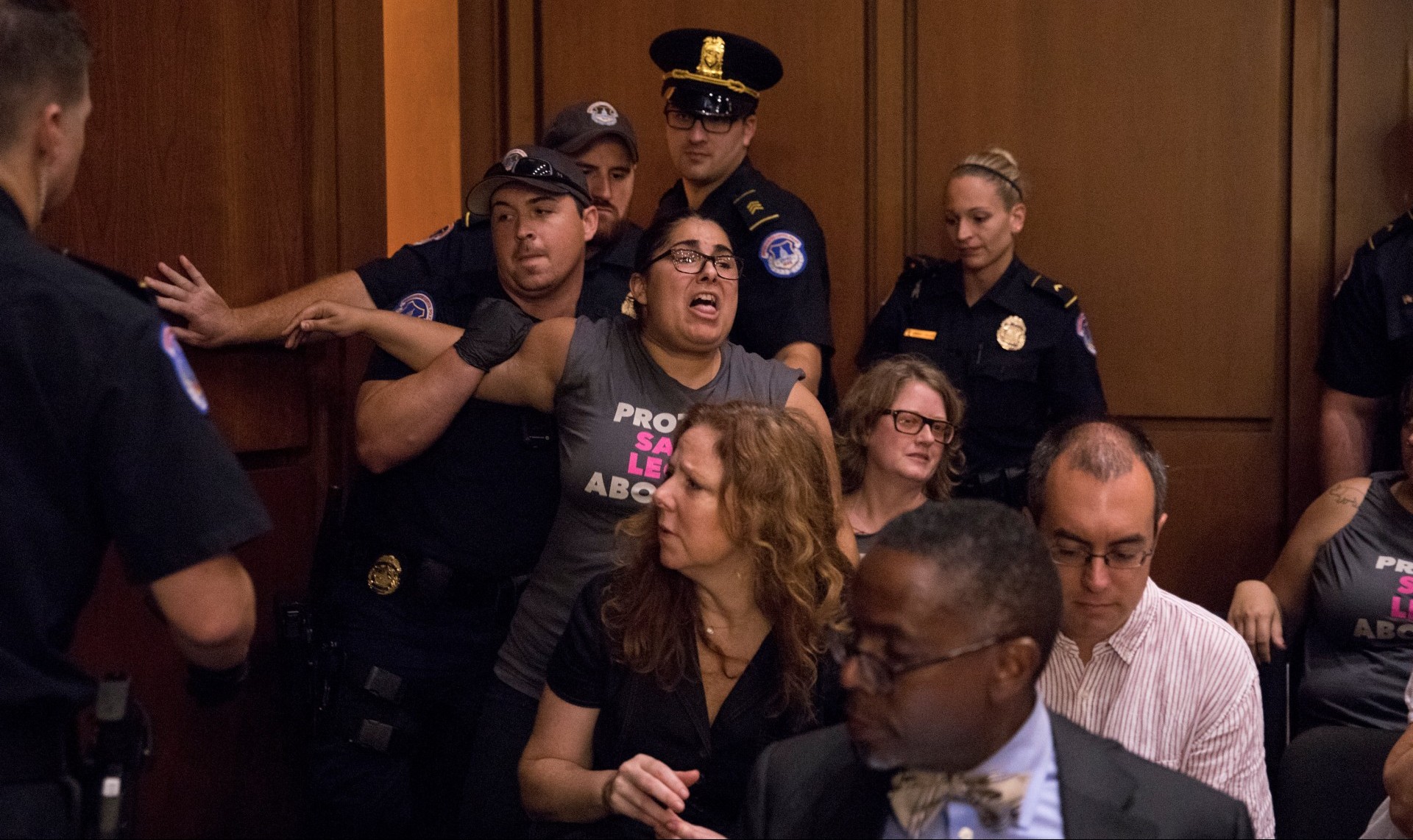 Se realizaron manifestaciones mientras que el candidato del Tribunal Supremo Brett Kavanaugh testificaba durante el tercer día de su audiencia de confirmación ante el Comité Judicial del Senado en el Capitolio en Washington (REUTERS/Alex Wroblewski)