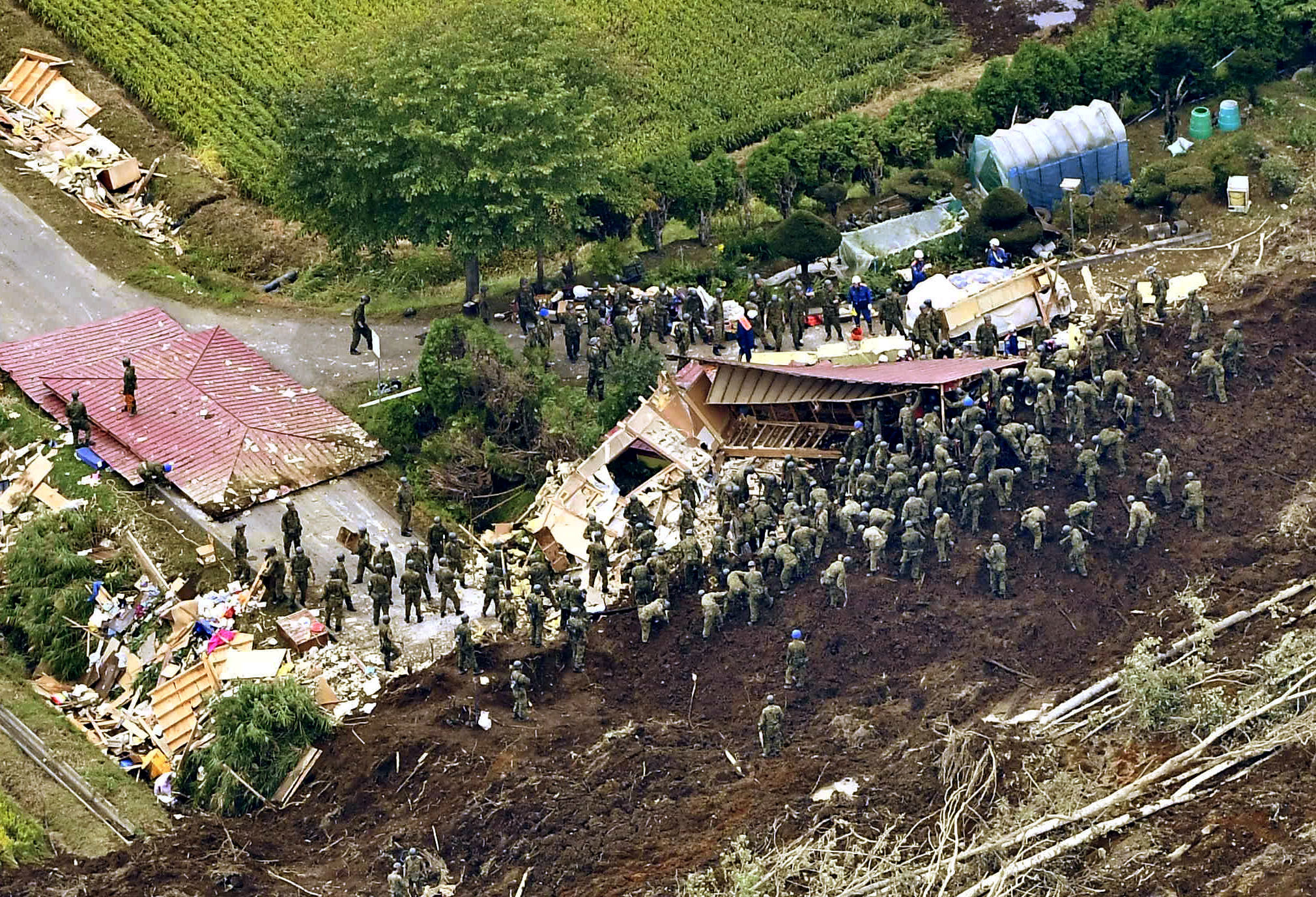 Miembros del ejército japonés también participaron en las labores de búsqueda.