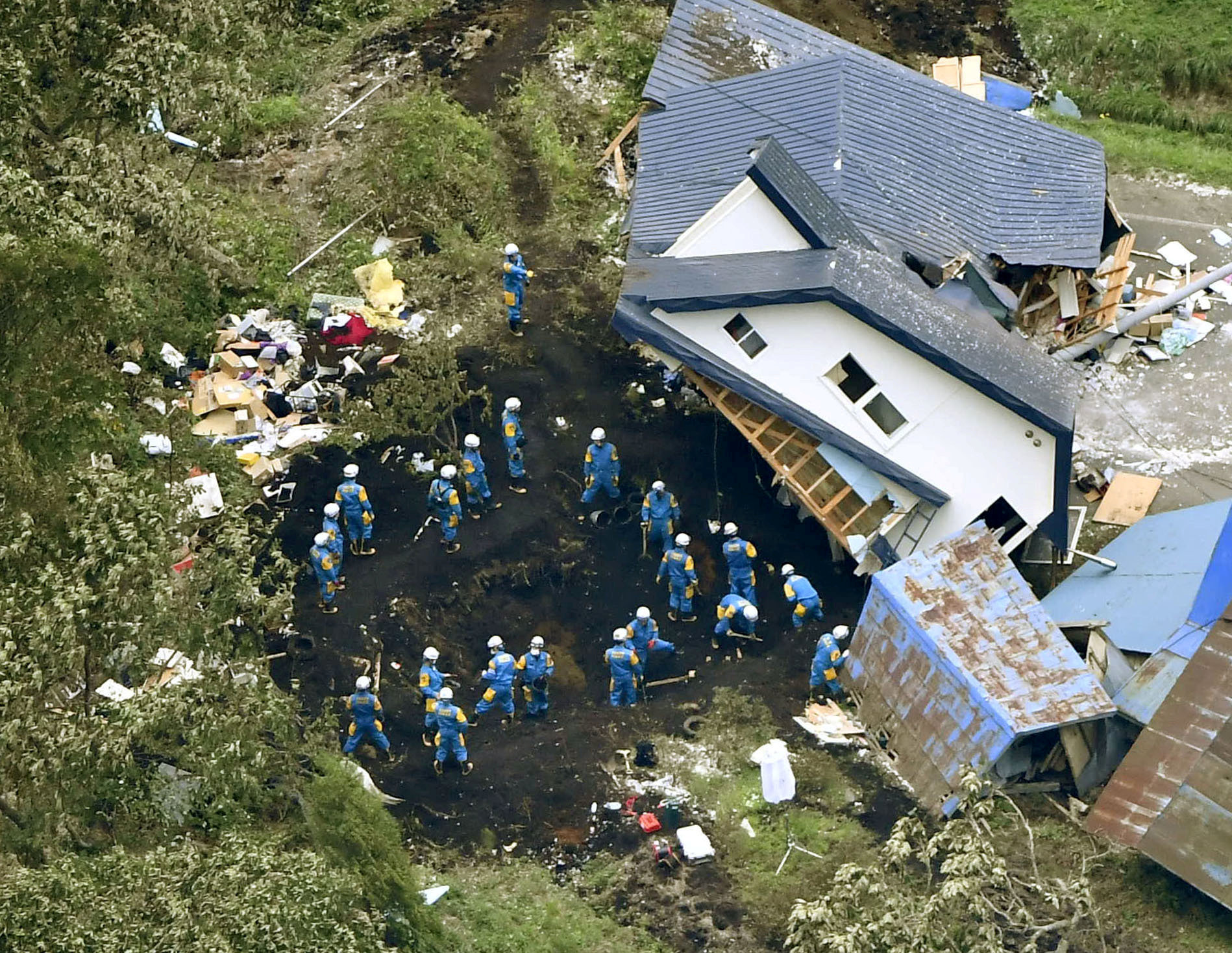 Continúa la desesperada búsqueda de supervivientes del sismo que dejó 18 muertos en Japón