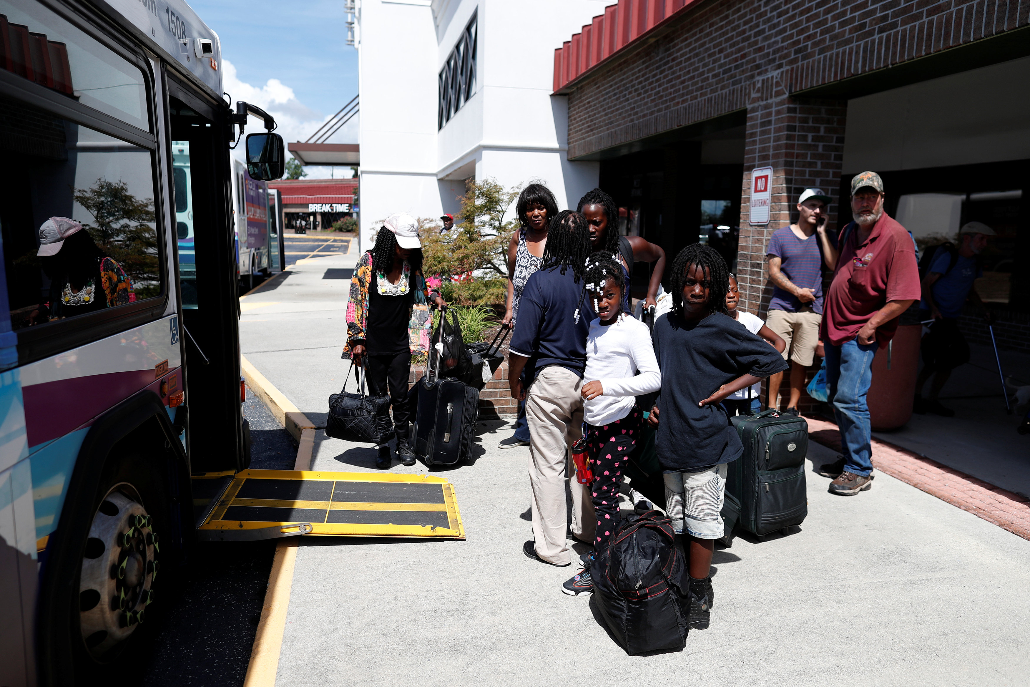 Unas personas hacen fila en Raleigh, Norte Carolina, para evacuar la zona que será afectada por la llegada del huracán. REUTERS/Randall Hill