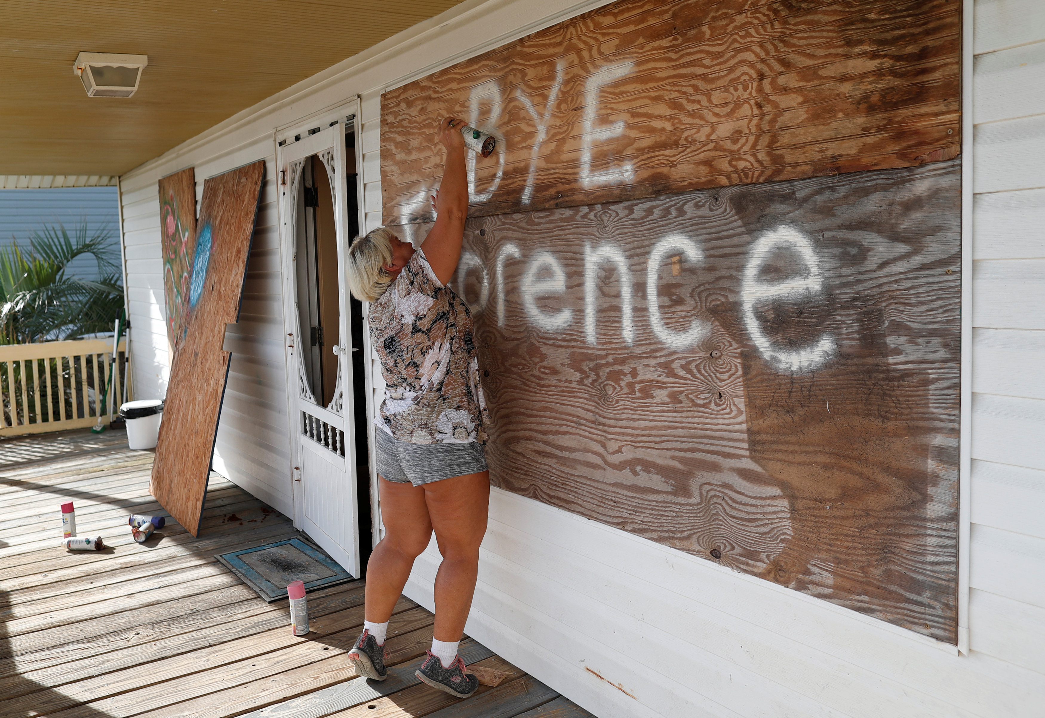 Una residente en una zona costera en Carolina del Norte protege su hogar ante la llegada del huracán Florence. (REUTERS/Randall Hill)