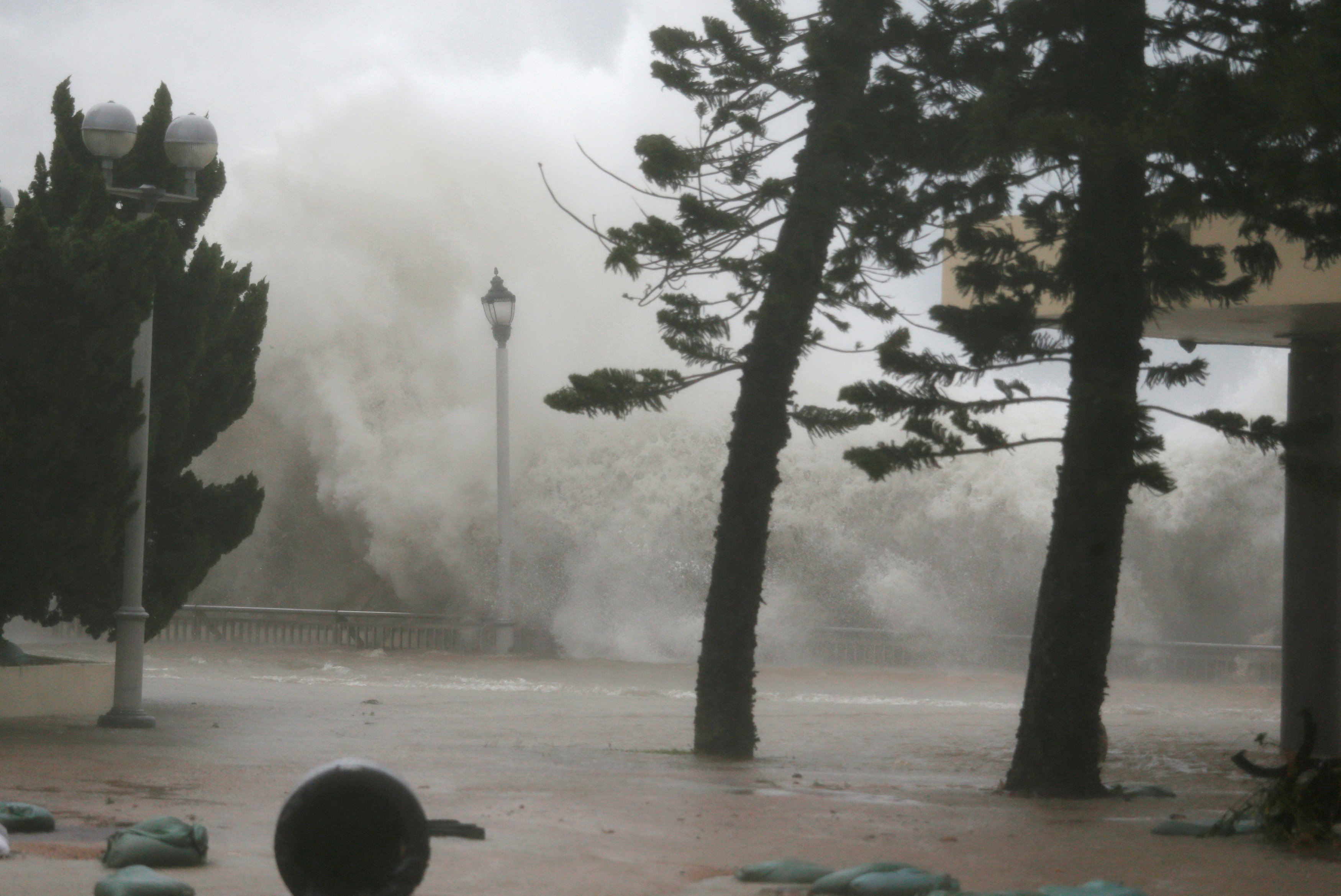 Olas gigantes golpean una zona residencial en Hong Kong. (REUTERS/Bobby Yip)