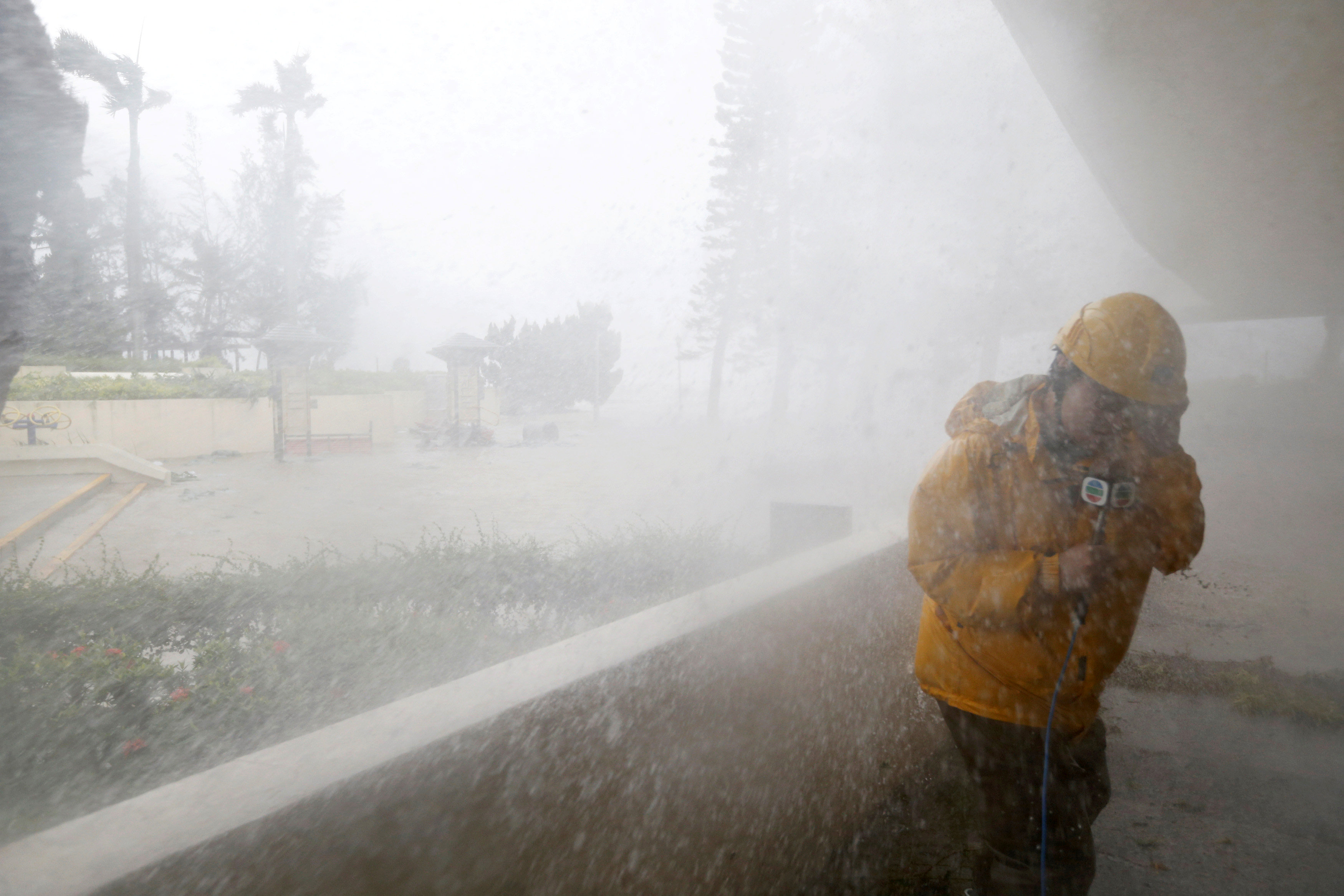 Un periodista ante la fuerte embestida del tifón en Hong Kong. (REUTERS/Bobby Yip)