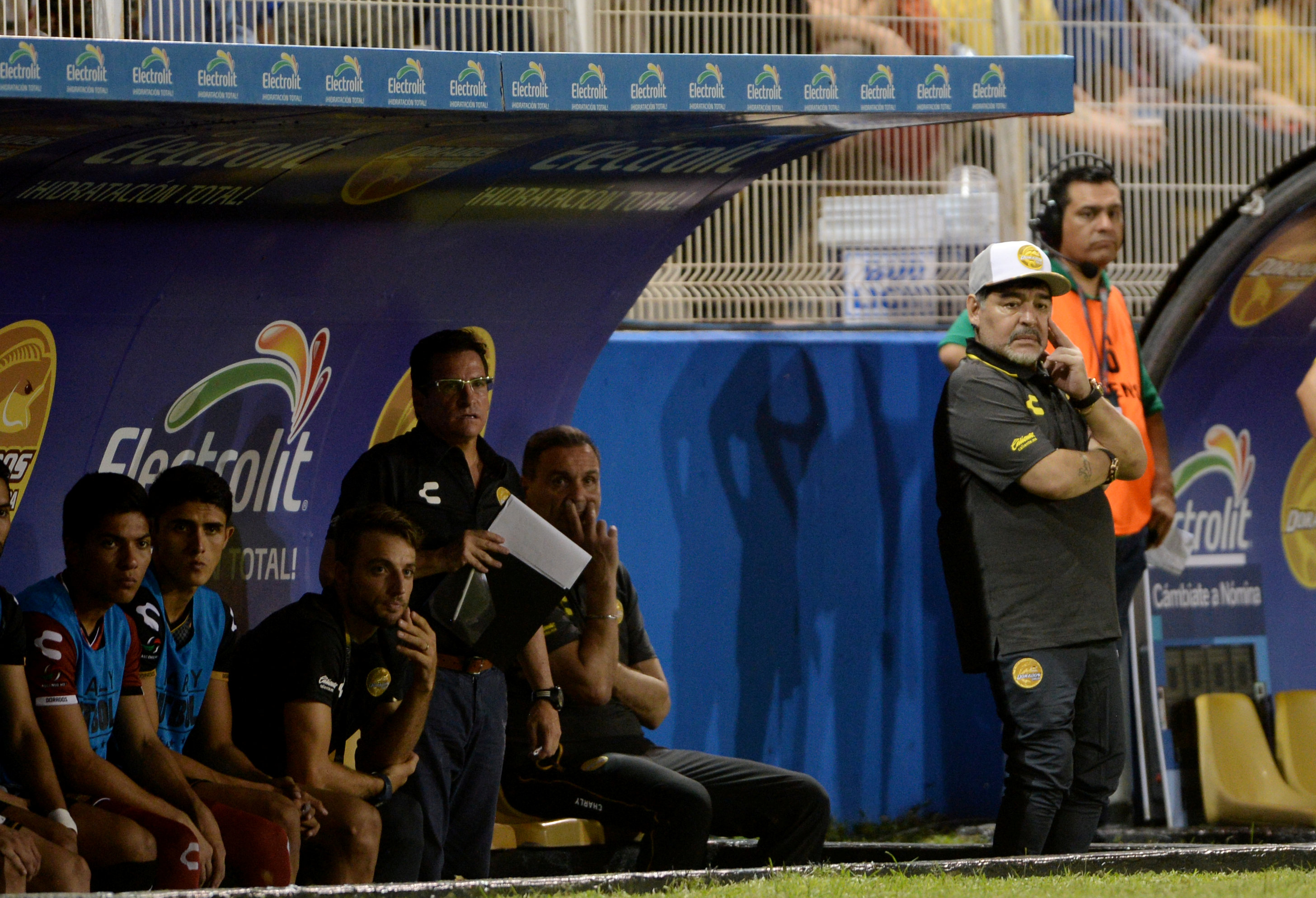 Diego Maradona durante en el banco durante la derrota. (REUTERS/Cristian Santos)