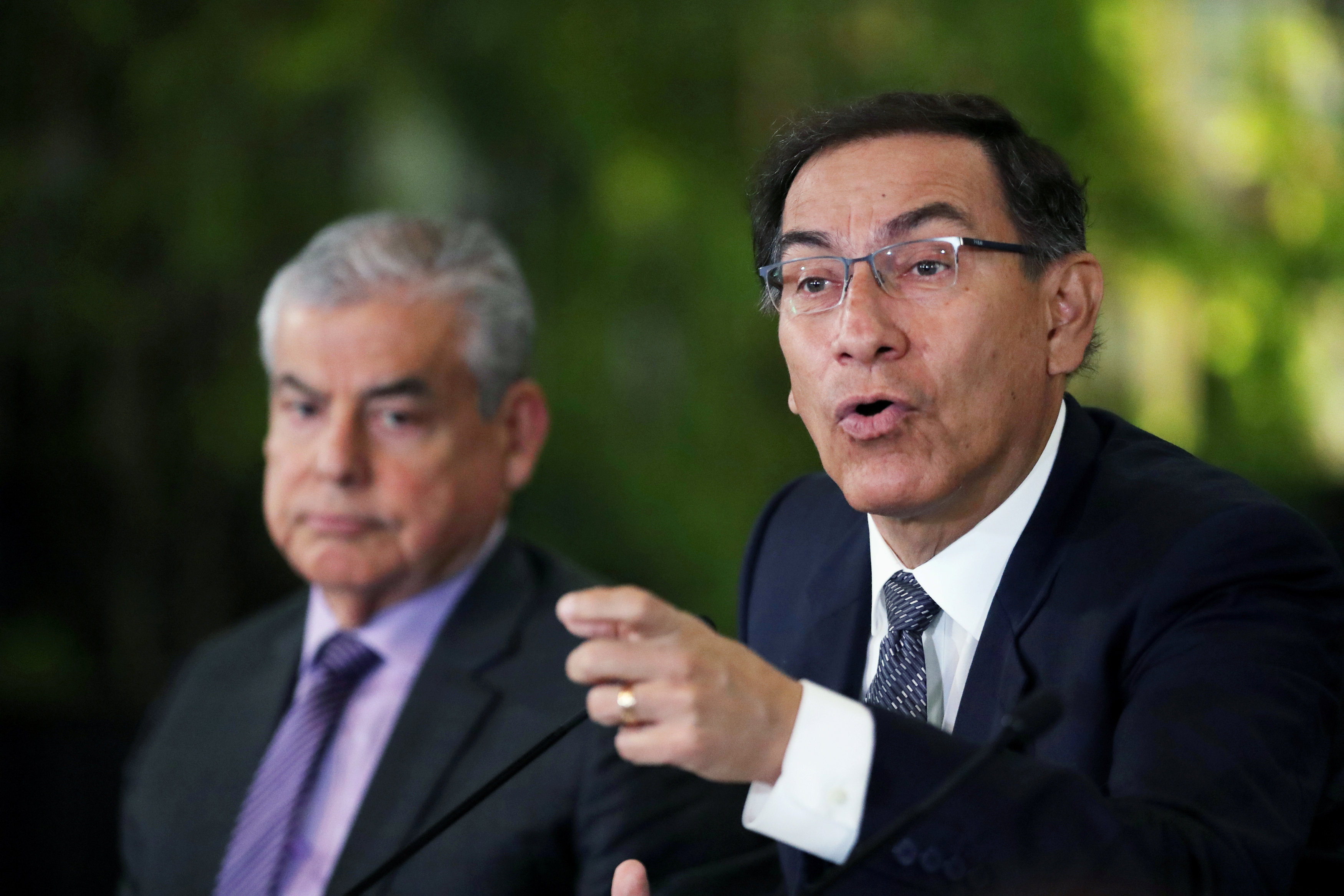 El presidente peruano Martin Vizcarra junto con el primer ministro Cesar Villanueva (REUTERS/ Mariana Bazo/archivo)