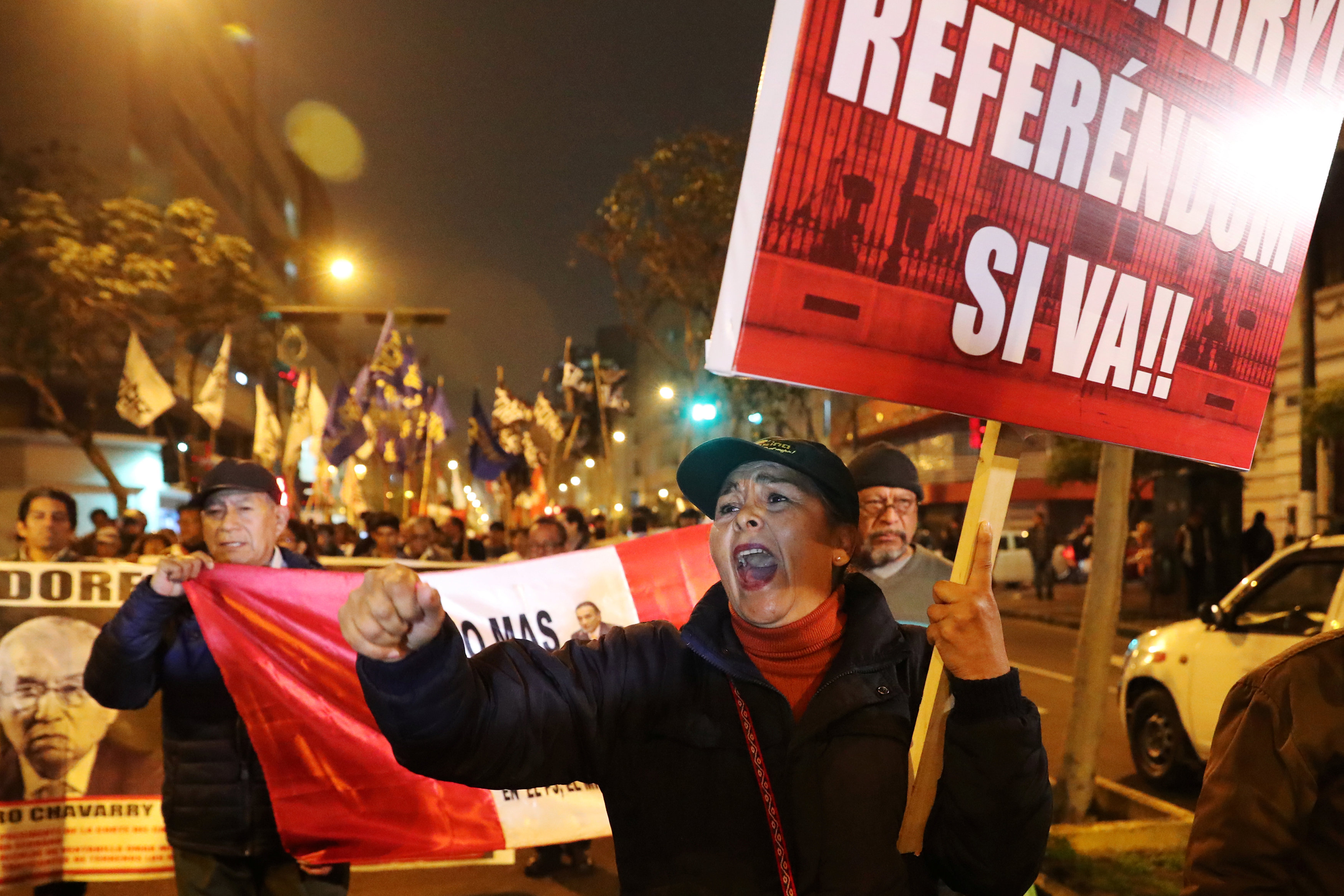 Durante la votación, cientos de integrantes de colectivos civiles, sociales y políticos marcharon por el centro histórico de Lima para manifestar su apoyo a las reformas presentadas por el Ejecutivo y pedir el cierre del Congreso (REUTERS/Guadalupe Pardo)