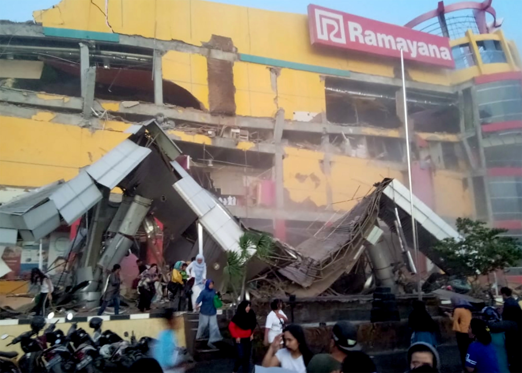 Vista de un edificio derrumbado tras un terremoto de magnitud 7,5 que sacudió la isla de Célebes, situada en el norte de Indonesia, después de que, unas horas antes, otro seísmo de 6,1 grados provocase la muerte de una persona, 10 heridos y el derrumbe de varios edificios en la misma zona.