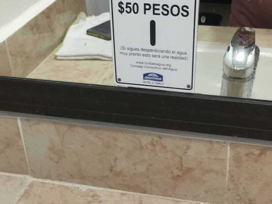 Cobran por usar agua en habitación de hotel en México |