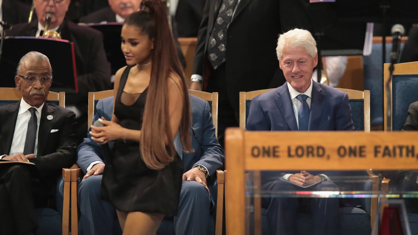 Es todo un PILLIN!!! Bill Clinton | Sus miradas a Ariana Grande en el funeral de Aretha Franklin no tienen precio