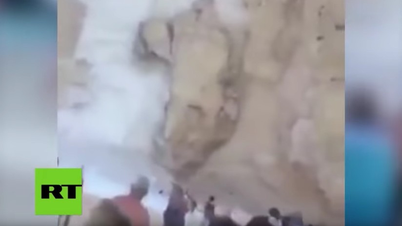 VIDEO | El momento en que enormes rocas caen sobre turistas en una popular playa griega