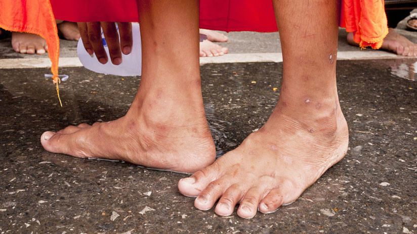 VIDEO | Un hombre bebe el agua con la que lava los pies a un diputado de India