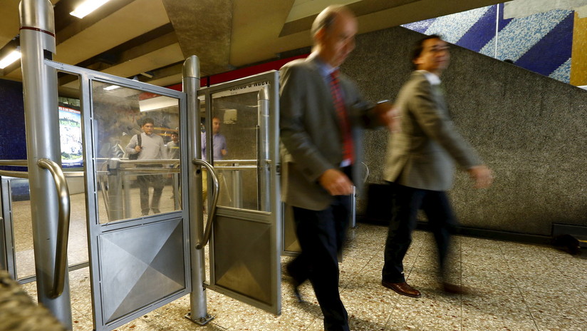 La espectacular caída de un joven en una escalera del metro se vuelve viral | VIDEO