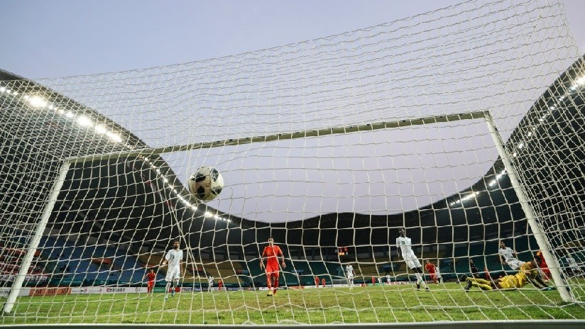 VIDEO | El árbitro ordena un penal de último minuto y el equipo adverso lo golpea a patadas