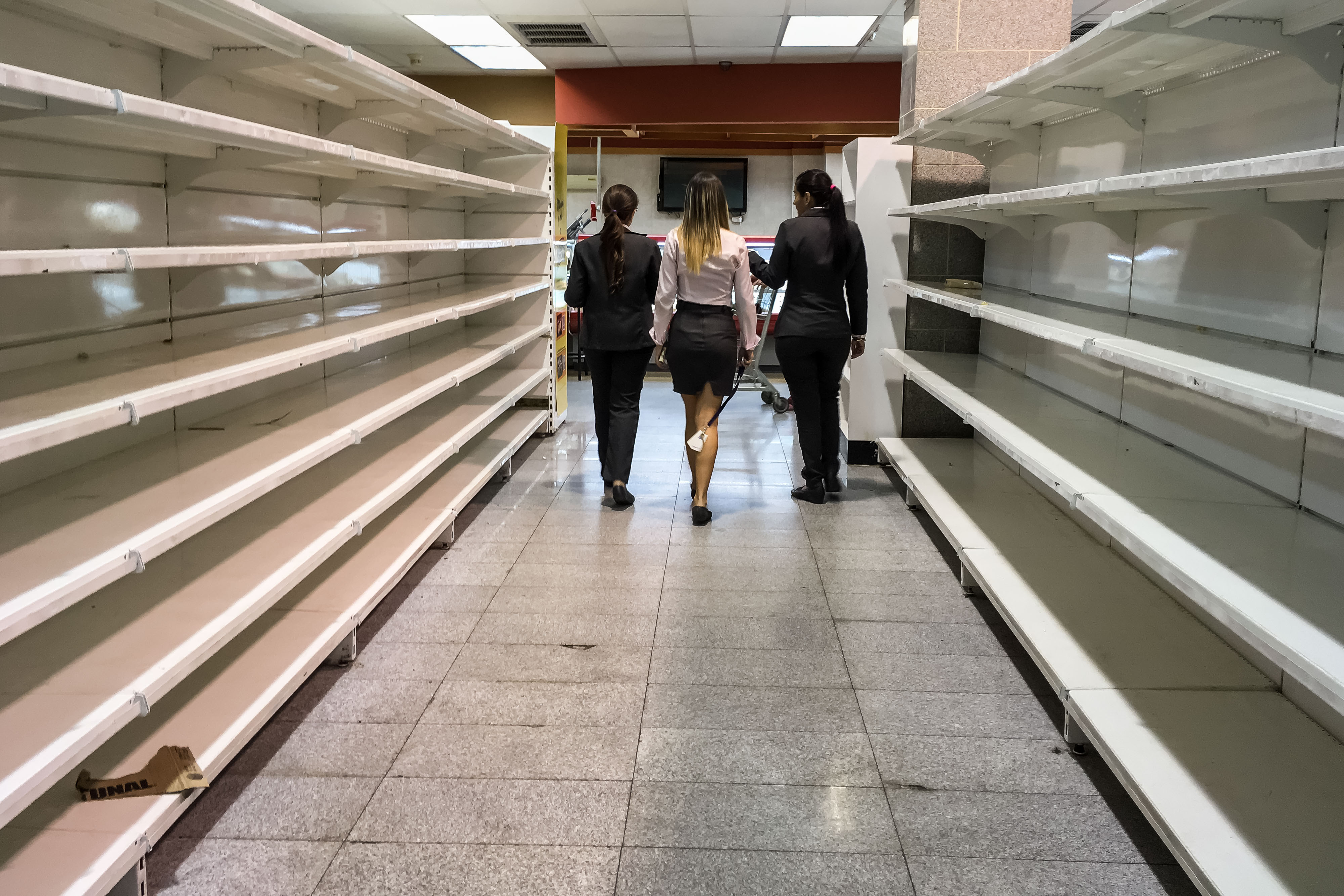 Fotografía de los estantes vacíos de un supermercado en Caracas (Venezuela). (EFE/Miguel Gutiérrez)