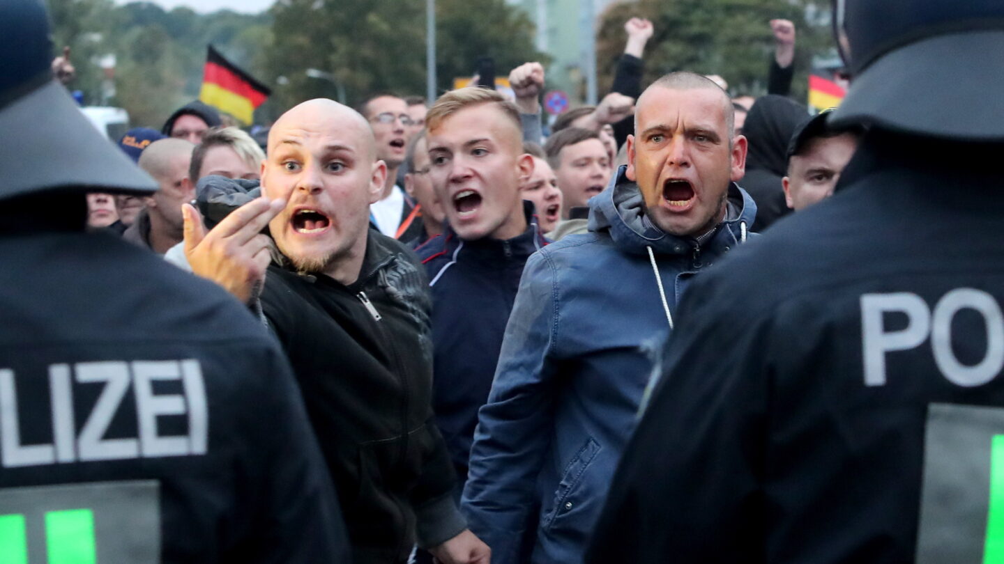 Fuertes enfrentamientos entre pro y anti inmigrantes dejaron nueve heridos en Alemania |