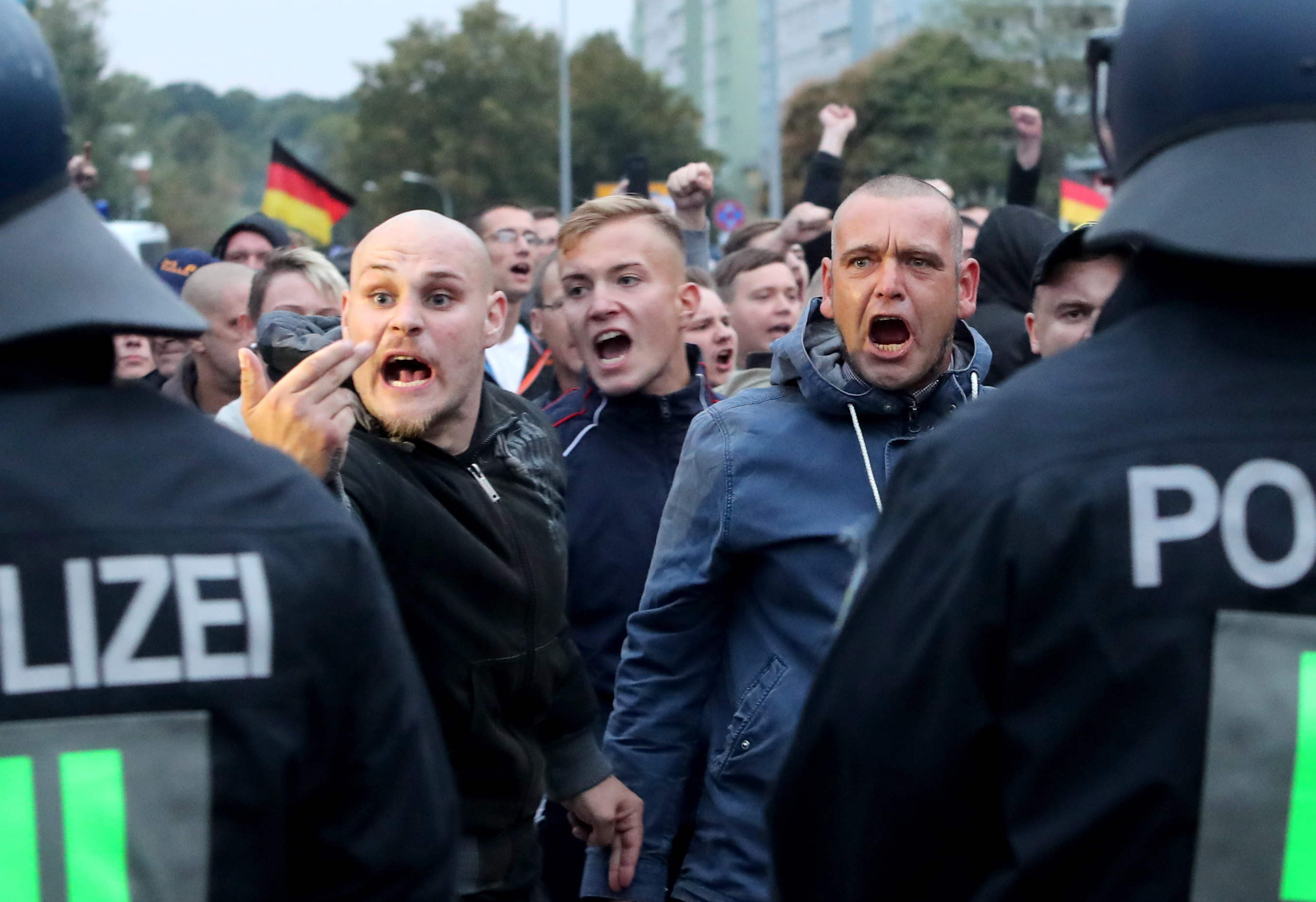 Manifestantes de extrema derecha celebran una marcha contra los extranjeros en Chemnitz. (EFE/EPA/MARTIN DIVISEK)