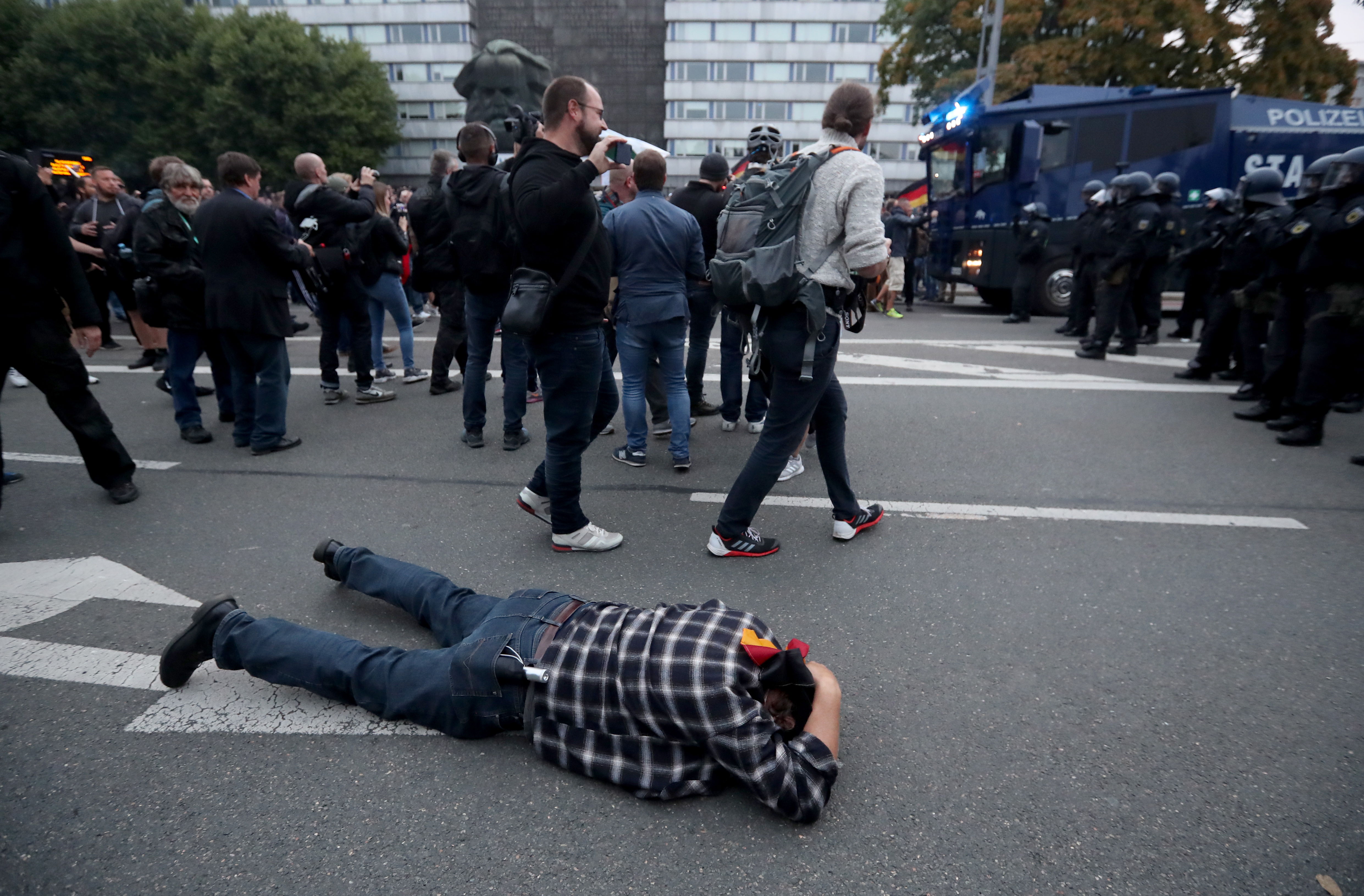 Un protestante se tira al piso para impedir el paso de la Policía. (EFE/EPA/MARTIN DIVISEK)