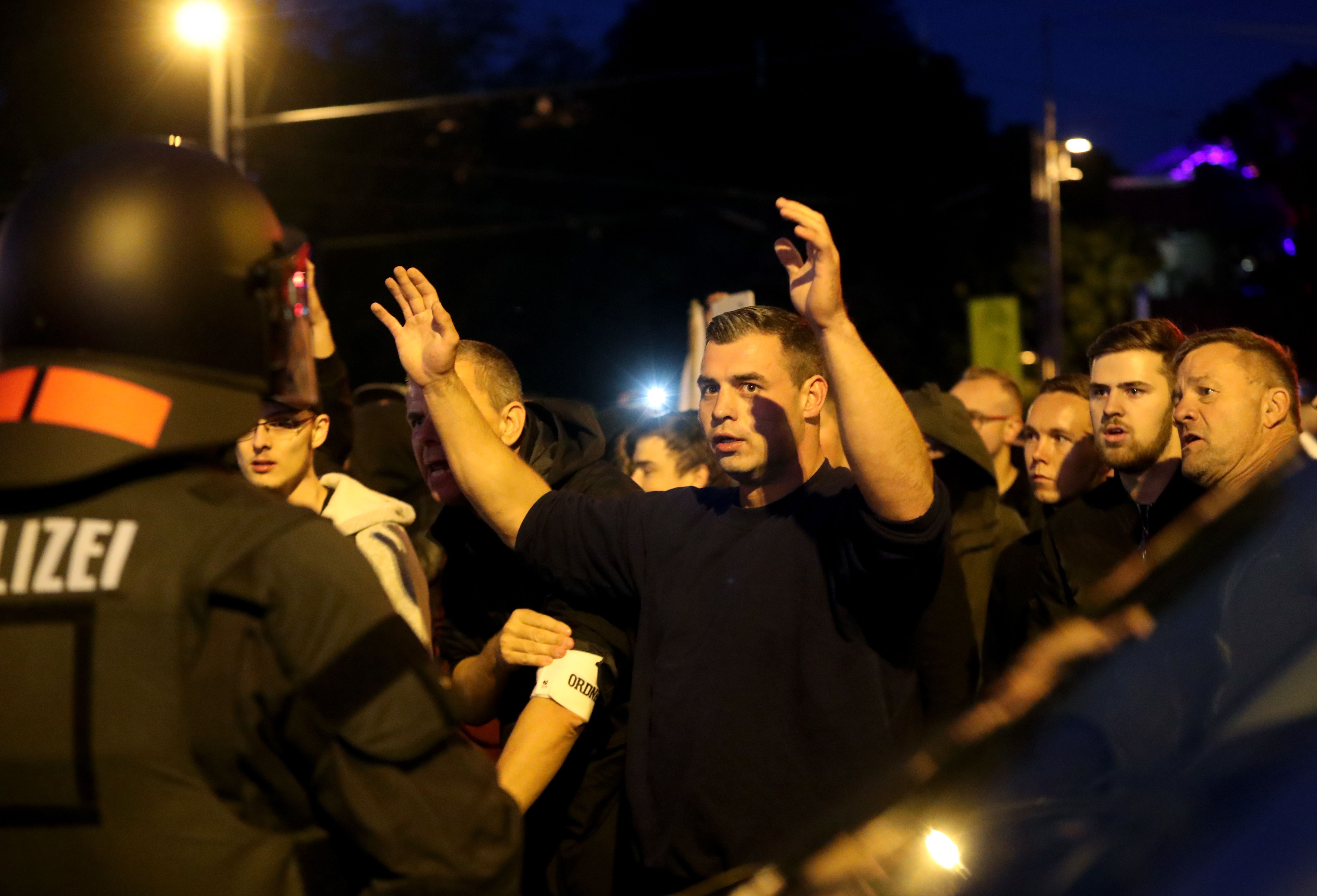 La policía bloque el paso a manifestantes de extrema derecha. (EFE/EPA/MARTIN DIVISEK)